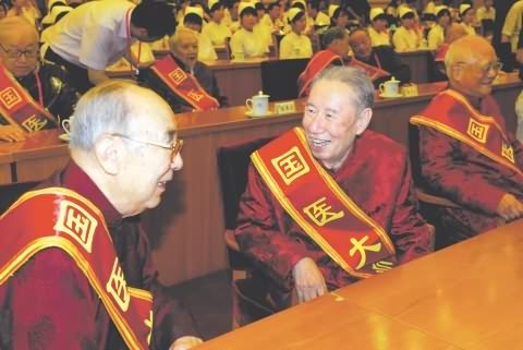 吴咸中（左）与李振华