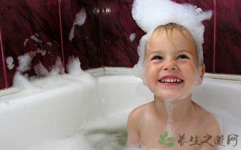 婴幼儿能用冷水冲澡吗