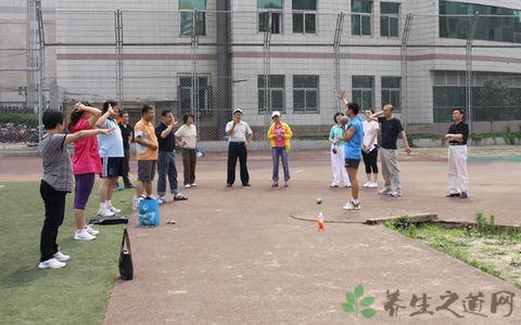 铅球出手训练方法