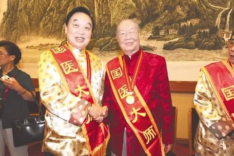 张学文（左）与朱良春
