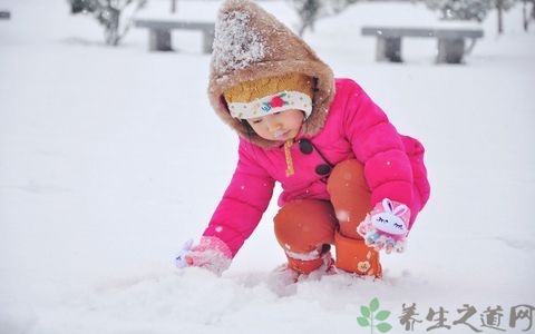 冬季孩子玩雪要注意什么