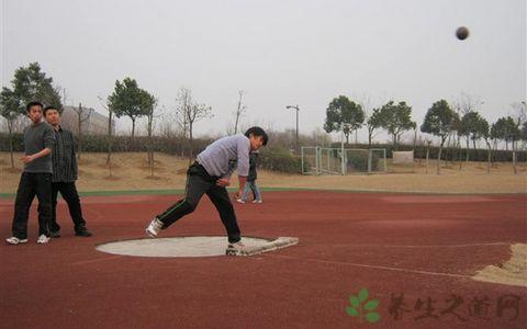 铅球出手训练方法